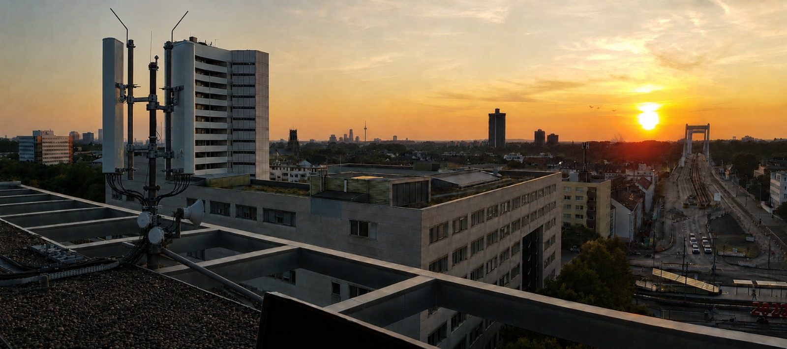 Panorama miasta o zachodzie słońca z instalacją antenową