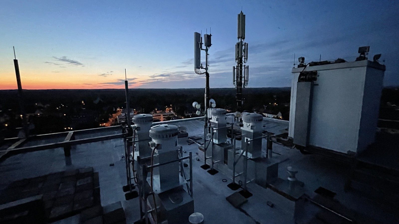 Instalacja antenowa o zachodzie słońca